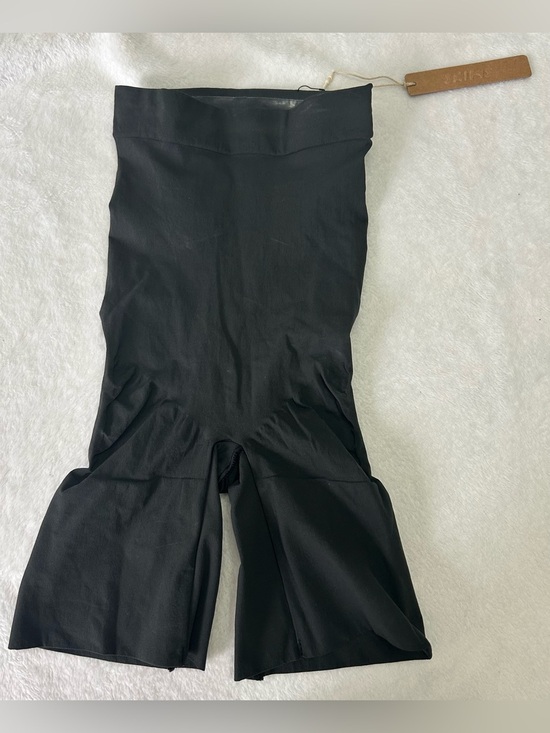 SKIMS Other - SKIMS High-Waist Mid-Thigh Onyx Black Sheer Shapewear Shorts Sz medium